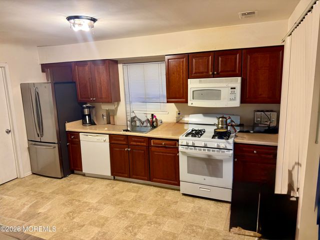 9 Cotswold Circle 809, Ocean Twp, NJ 07712