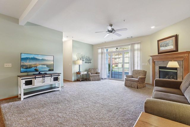 1275 Shadowood CIRCLE #110, West Bend, WI 53095