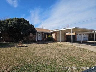 704 NW 57th St, Lawton, OK 73505