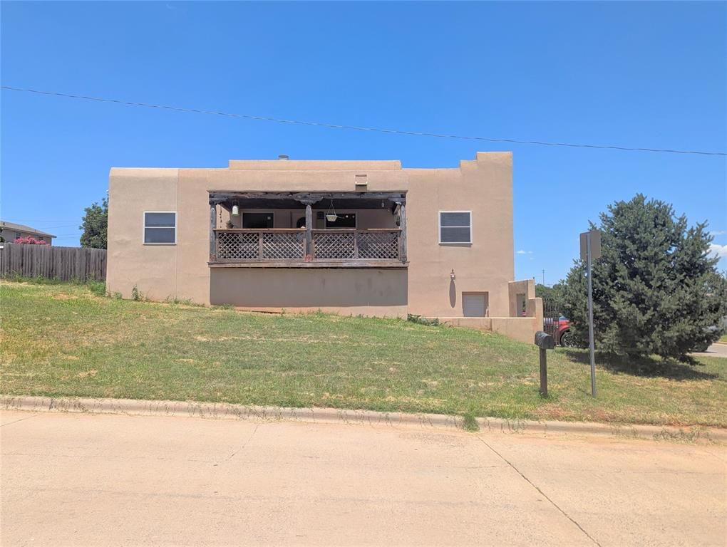 1405 Redstone Drive, Clinton, OK 73601