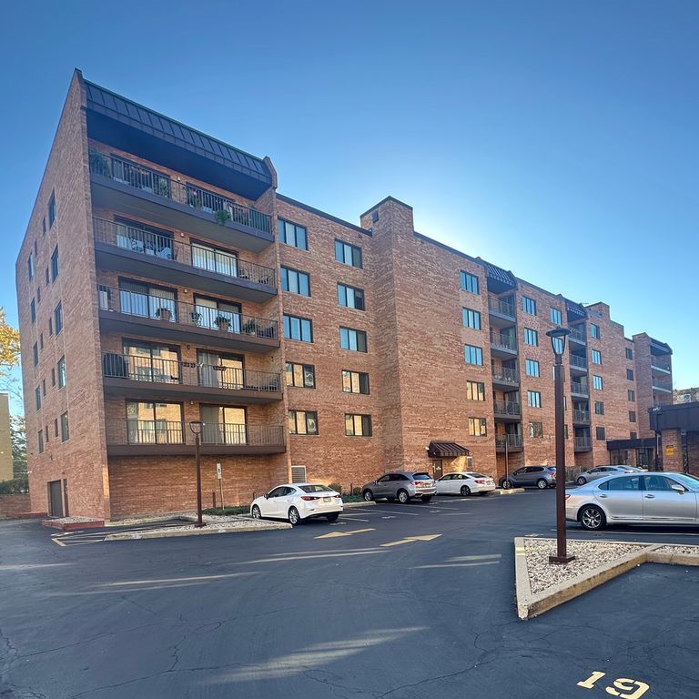 905 Center Street 208, Des Plaines, IL 60016