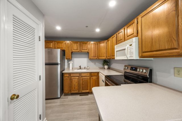 35 Santuit Pond Way 13A, Mashpee, MA 02649