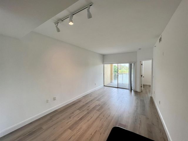 2040 Greenview Shores Boulevard 214, Wellington, FL 33414