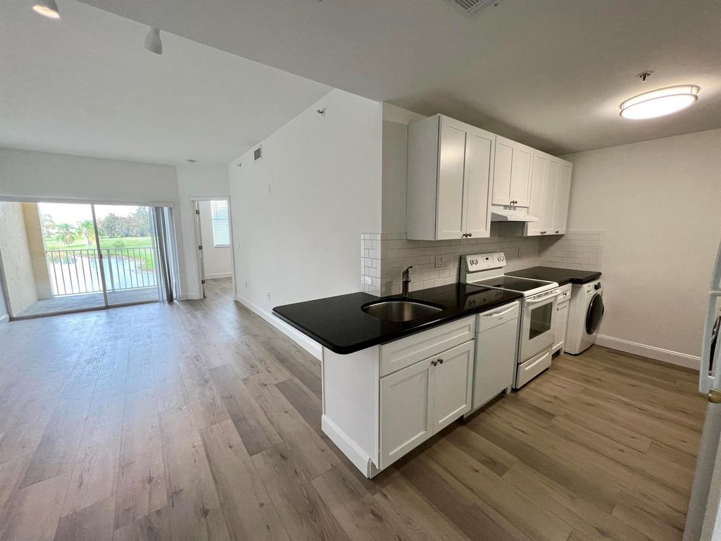 2040 Greenview Shores Boulevard 214, Wellington, FL 33414