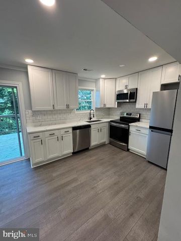 2802 PIN OAK LN, Lanham, MD 20706