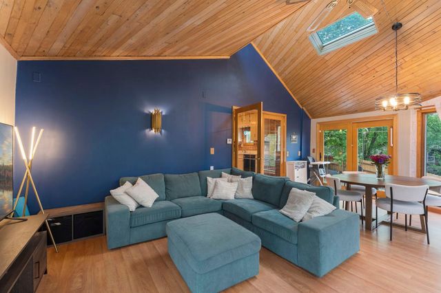 1 Tip Top Lane, Mahtomedi, MN 55115