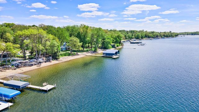 1 Tip Top Lane, Mahtomedi, MN 55115