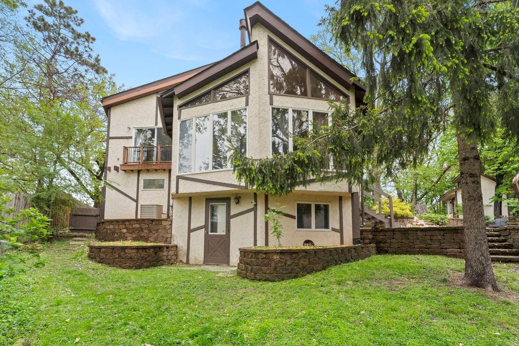 1 Tip Top Lane, Mahtomedi, MN 55115