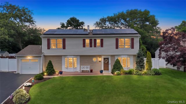 71 Singingwood Drive, Holbrook, NY 11741