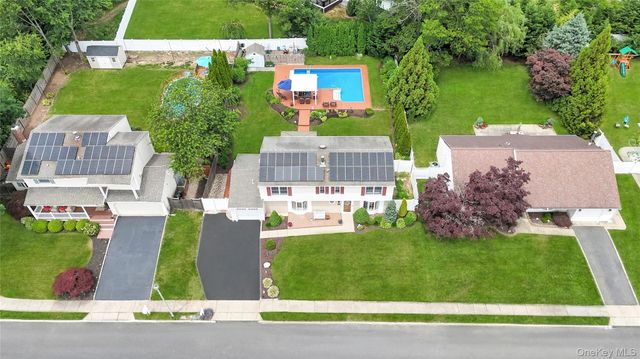 71 Singingwood Drive, Holbrook, NY 11741