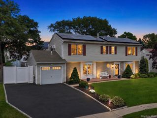 71 Singingwood Drive, Holbrook, NY 11741