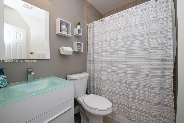2190 NE 169th St, North Miami Beach, FL 33162
