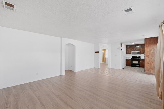 43 Avenida Jardin, Los Lunas, NM 87031