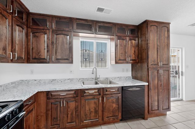 43 Avenida Jardin, Los Lunas, NM 87031