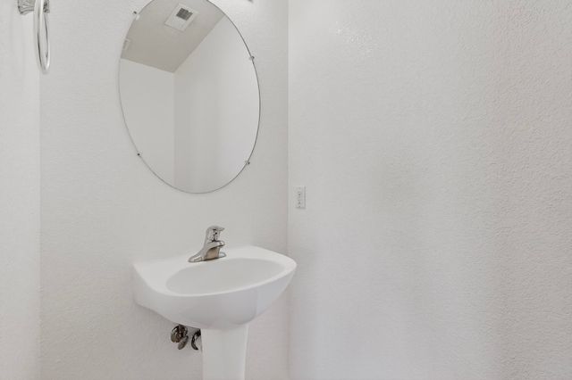 43 Avenida Jardin, Los Lunas, NM 87031