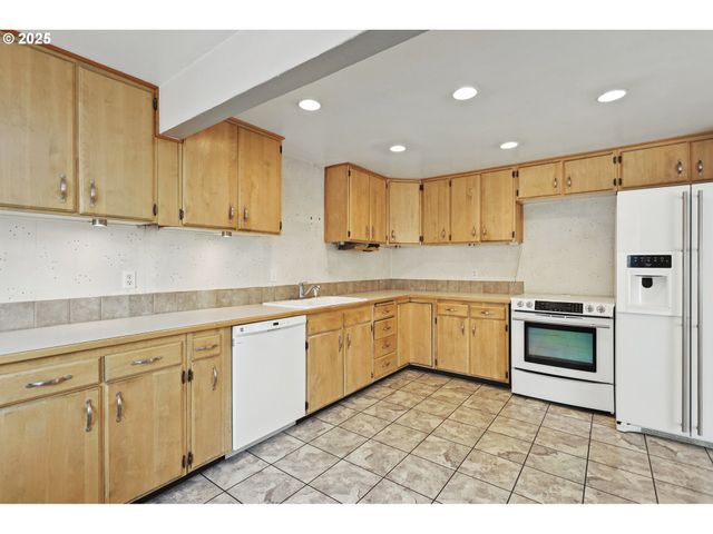 1705 NEVADA St, The Dalles, OR 97058