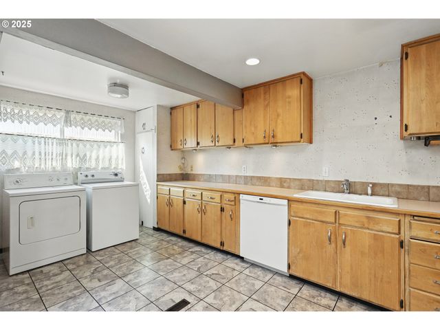 1705 NEVADA St, The Dalles, OR 97058