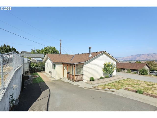 1705 NEVADA St, The Dalles, OR 97058