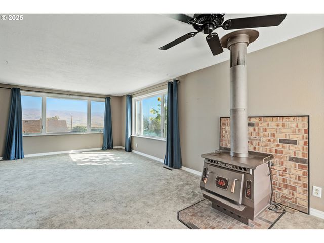 1705 NEVADA St, The Dalles, OR 97058