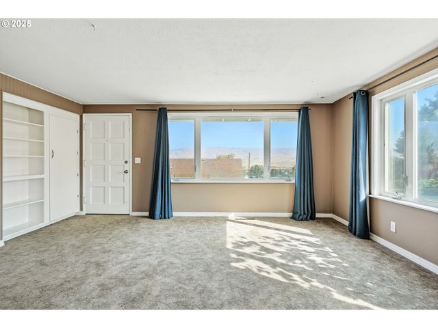 1705 NEVADA St, The Dalles, OR 97058