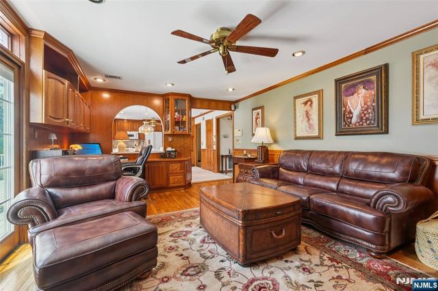17 Mayhew Drive, Fairfield, NJ 07004