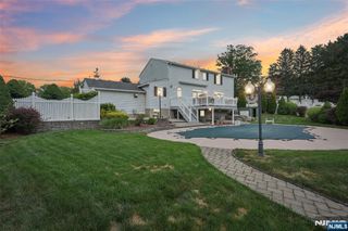 17 Mayhew Drive, Fairfield, NJ 07004