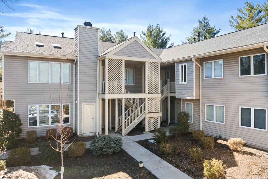 3 Augusta Dr, Clinton Twp., NJ 08801