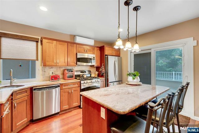 1130 Edgewood Lane, Fort Lee, NJ 07024