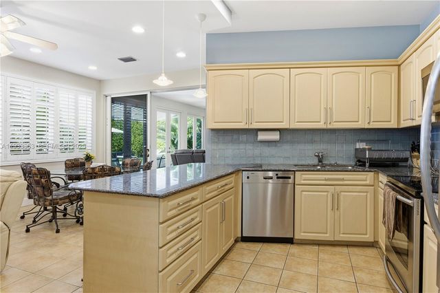 2607 Holy Cross Ln, Lake Worth, FL 33460