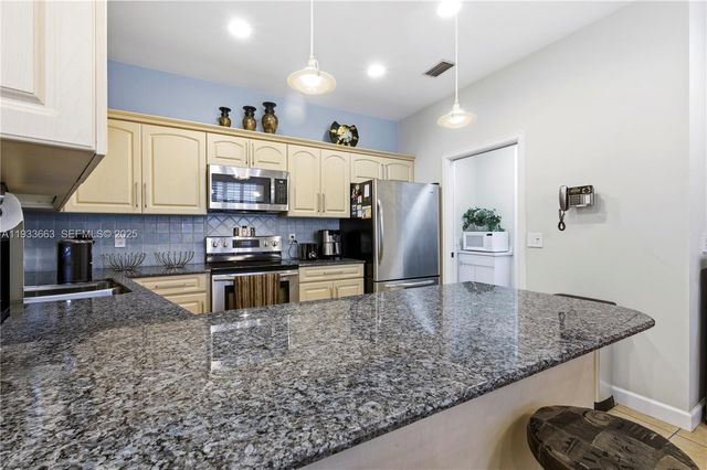 2607 Holy Cross Ln, Lake Worth, FL 33460