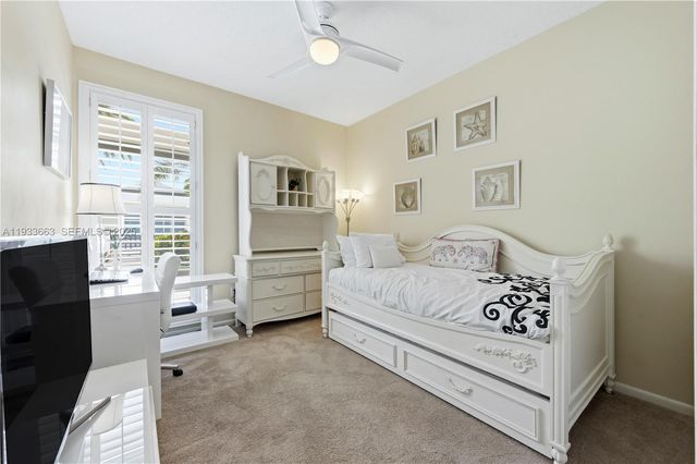 2607 Holy Cross Ln, Lake Worth, FL 33460