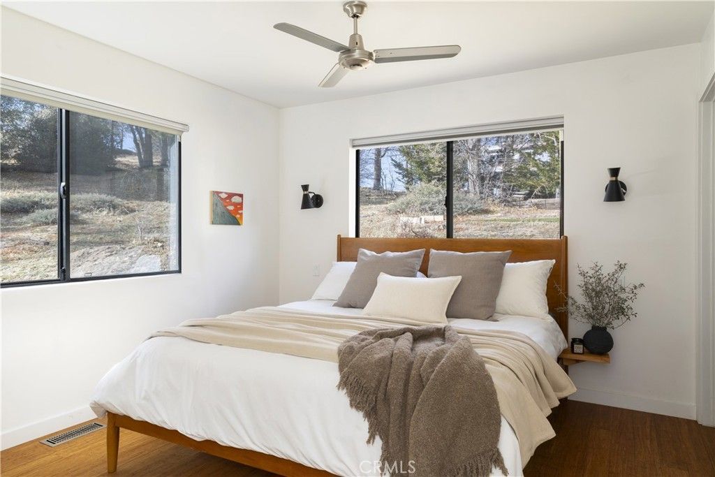 Image 11 of property listing at 32945 Juniper Lane, Green Valley Lake, CA 92341