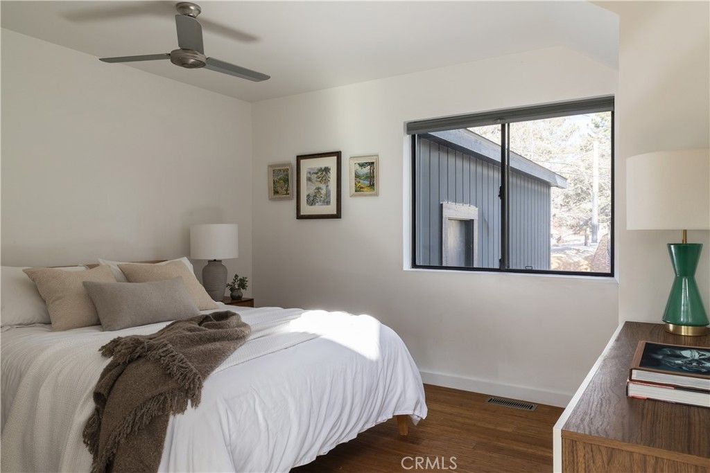 Image 14 of property listing at 32945 Juniper Lane, Green Valley Lake, CA 92341