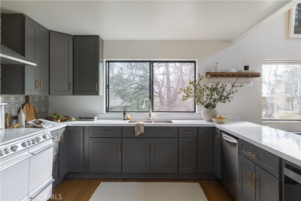 Image 7 of property listing at 32945 Juniper Lane, Green Valley Lake, CA 92341