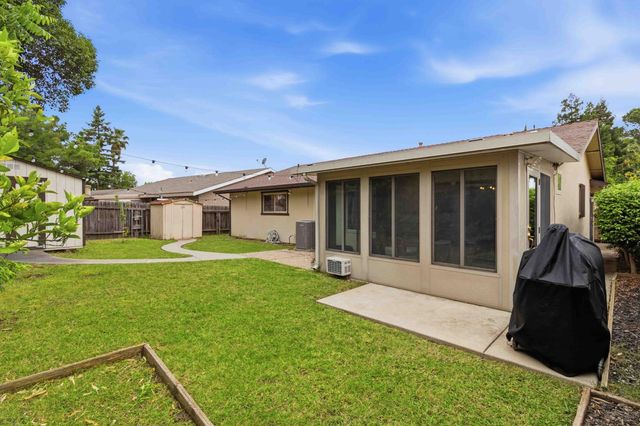 7242 Arutas Dr, North Highlands, CA 95660