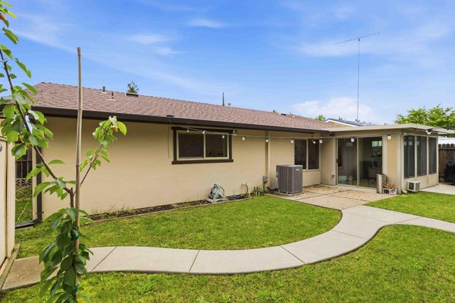 7242 Arutas Dr, North Highlands, CA 95660