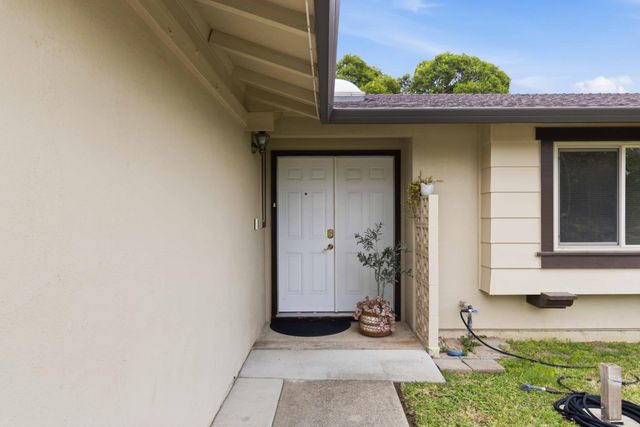7242 Arutas Dr, North Highlands, CA 95660