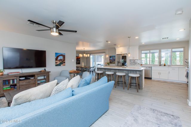 5541 E CHEERY LYNN Road, Phoenix, AZ 85018