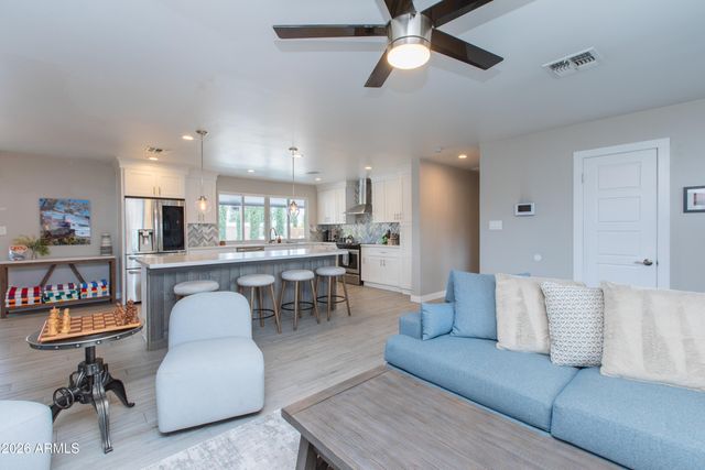 5541 E CHEERY LYNN Road, Phoenix, AZ 85018