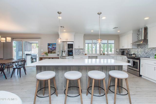 5541 E CHEERY LYNN Road, Phoenix, AZ 85018