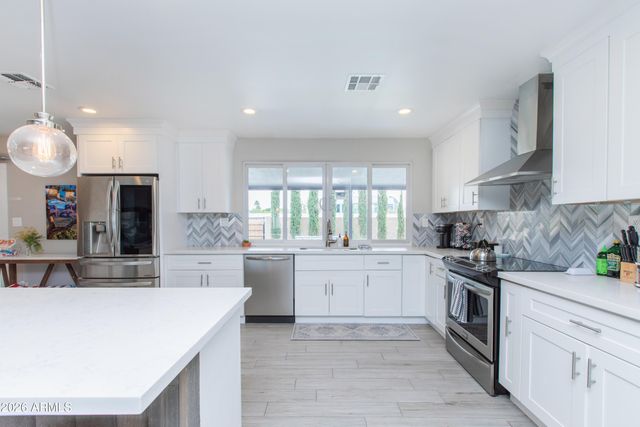 5541 E CHEERY LYNN Road, Phoenix, AZ 85018