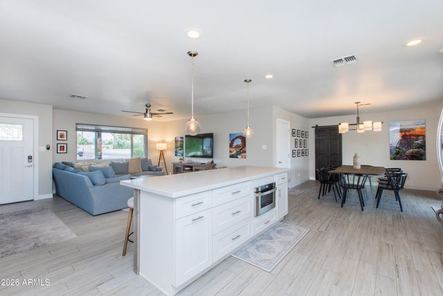 5541 E CHEERY LYNN Road, Phoenix, AZ 85018