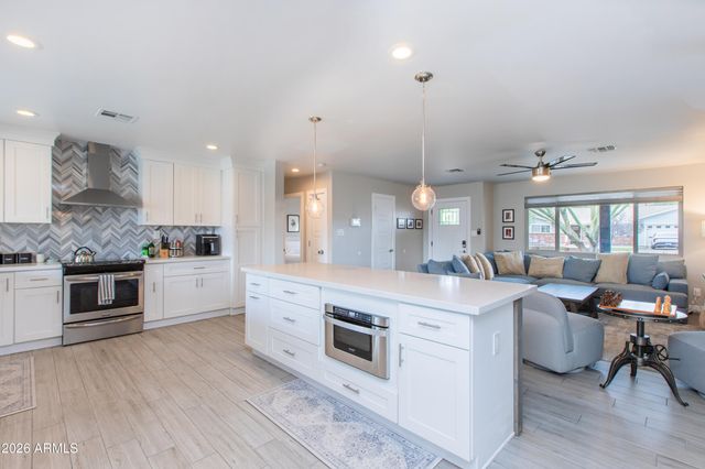 5541 E CHEERY LYNN Road, Phoenix, AZ 85018