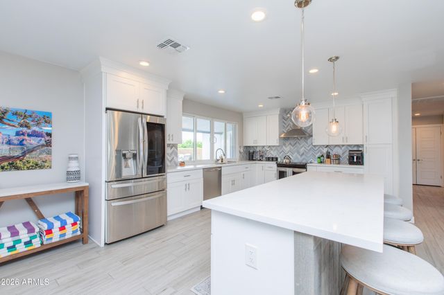 5541 E CHEERY LYNN Road, Phoenix, AZ 85018