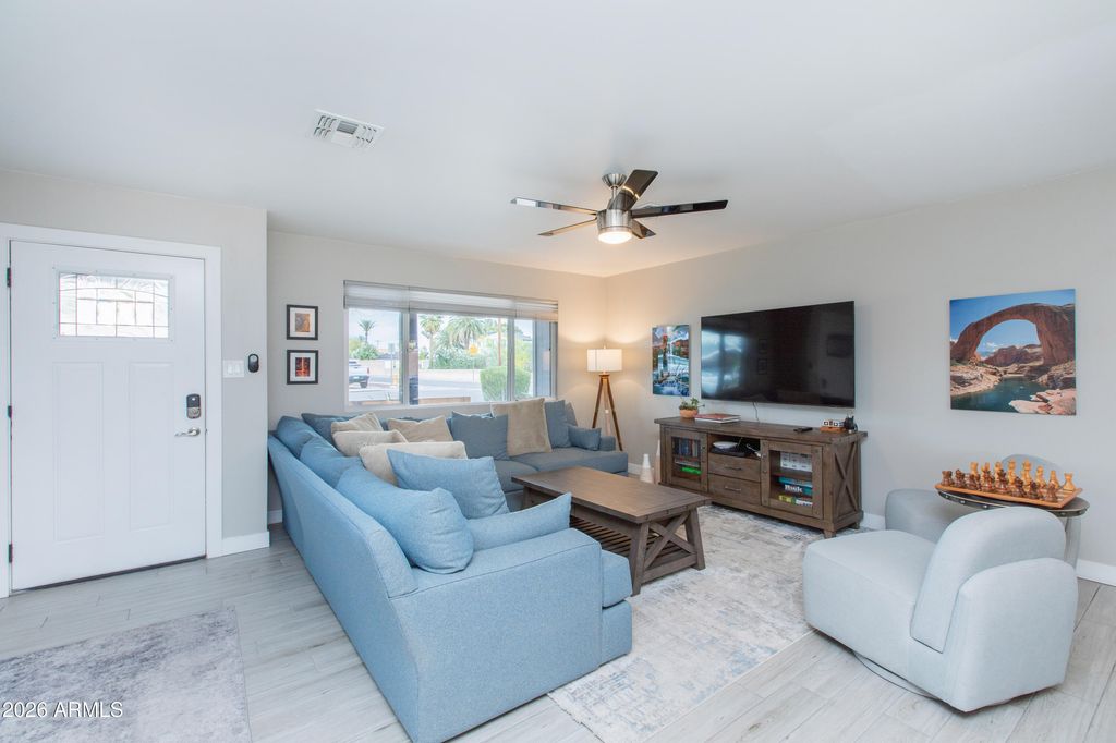 Image 12 of property listing at 5541 E CHEERY LYNN Road, Phoenix, AZ 85018