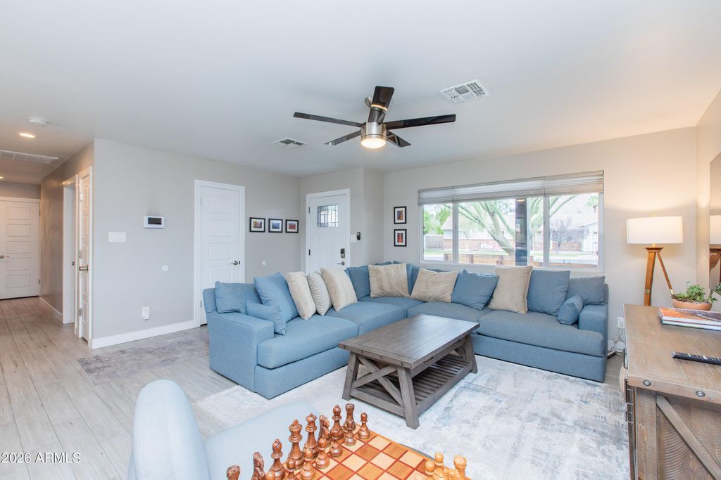 Image 13 of property listing at 5541 E CHEERY LYNN Road, Phoenix, AZ 85018