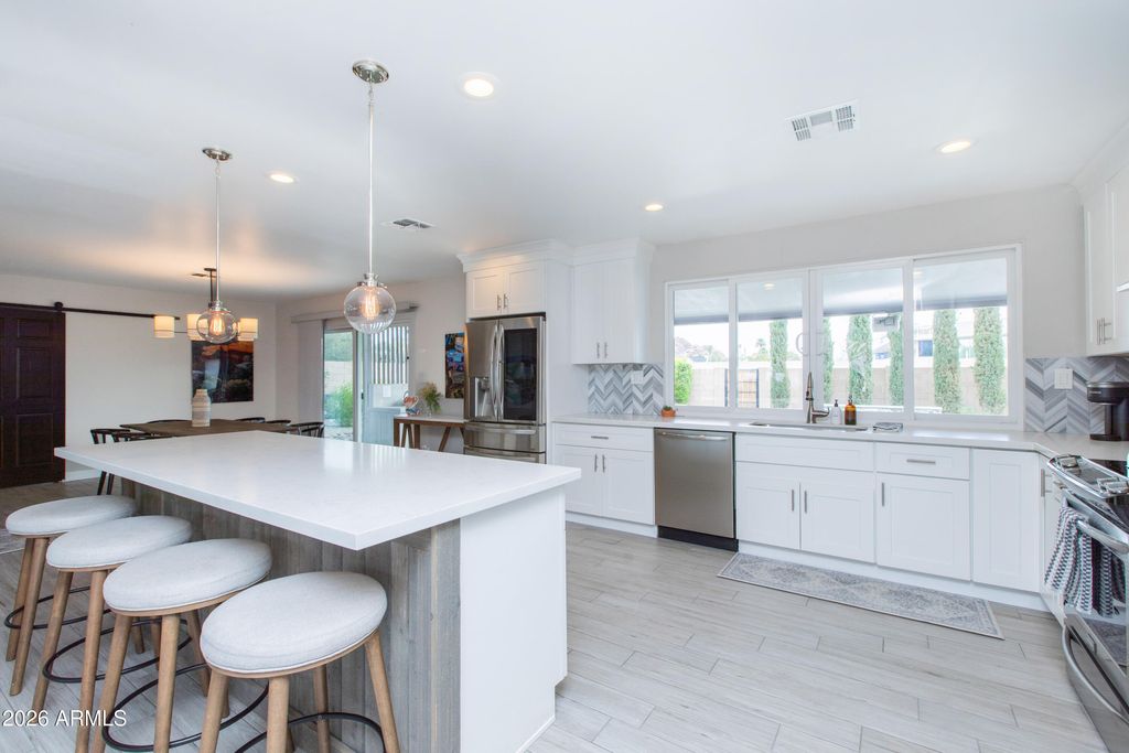 Image 17 of property listing at 5541 E CHEERY LYNN Road, Phoenix, AZ 85018