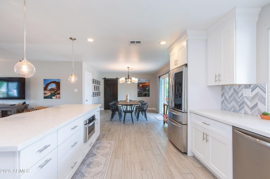 Image 19 of property listing at 5541 E CHEERY LYNN Road, Phoenix, AZ 85018