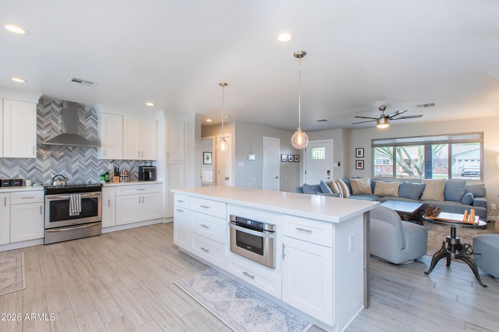 Image 21 of property listing at 5541 E CHEERY LYNN Road, Phoenix, AZ 85018