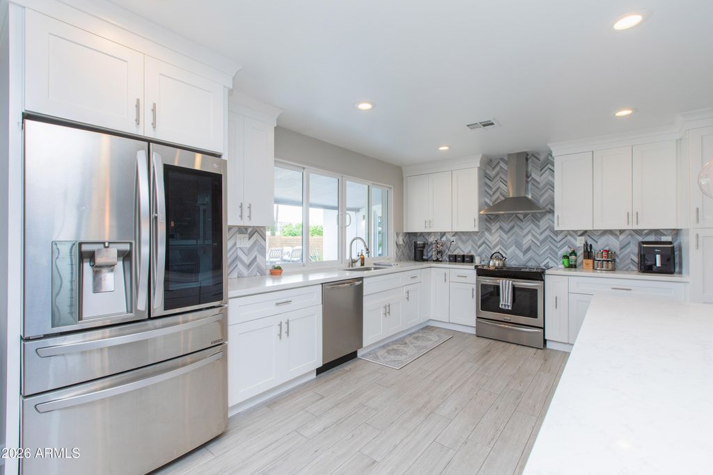 Image 23 of property listing at 5541 E CHEERY LYNN Road, Phoenix, AZ 85018